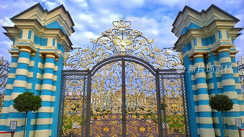 普希金(Tsarskoye Selo)凯瑟琳宫教堂的金门，俄罗斯圣彼得堡郊区。最受游客喜爱的著名景点。旅游目的地。